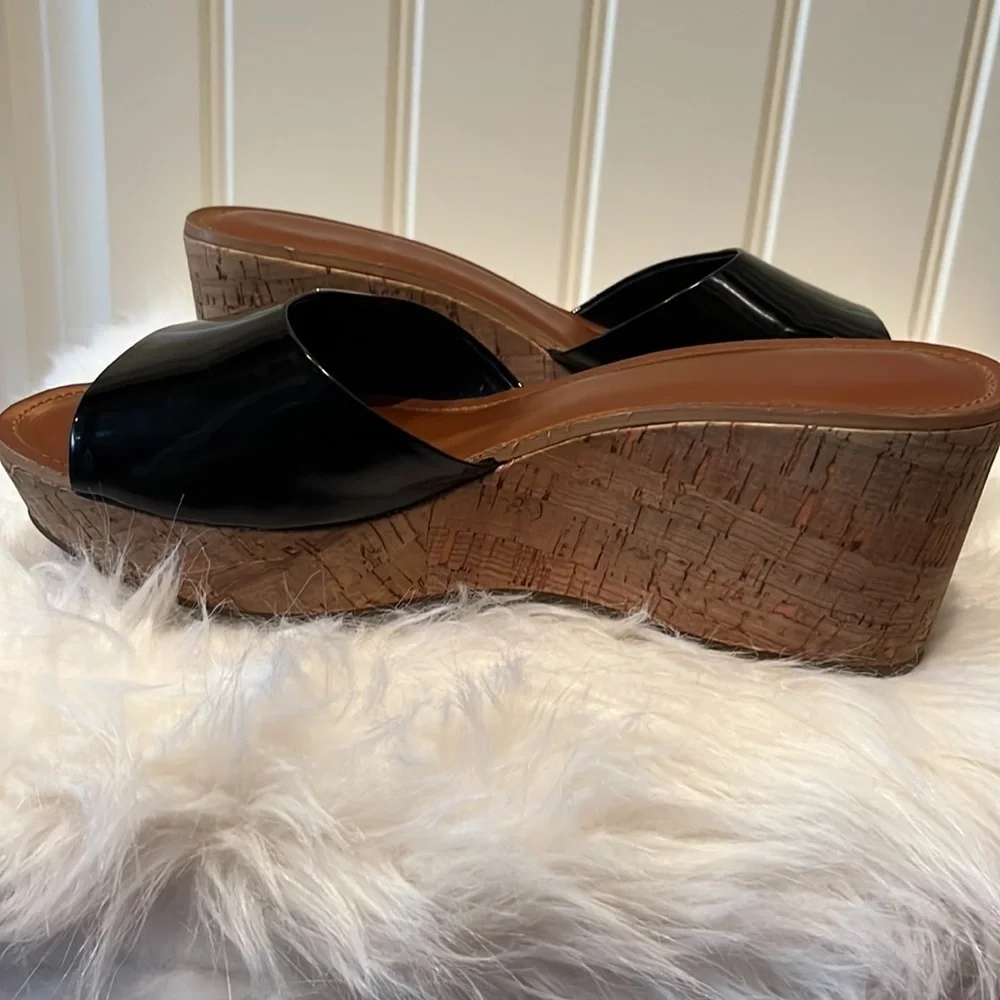 𝅺BCBG shiny black faux leather cork wedge platform slide shoes Y2K Size 9